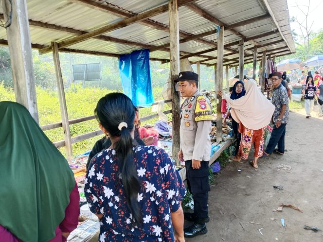 
					Pastikan Keamanan dan Stabilitas Harga Sembako, Bhabinkamtibmas Sei Kayu Kawal Pasar Mingguan