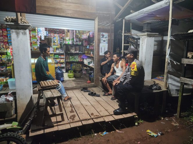 
					ANGGOTA POLSEK PULAU PETAK LAKSANAKAN PATROLI MALAM, GUNA MEWUJUDKAN KAMTIBMAS KONDUSIF DI WILAYAH KECAMATAN PULAU PETAK