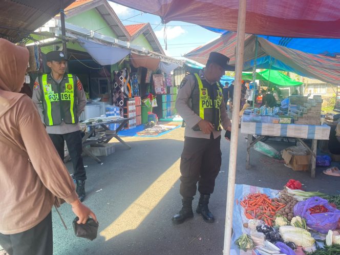 
					WUJUDKAN KEAMANAN DI TENGAH MASYARAKAT PERSONEL POLSEK PULAU PETAK PATROLI PASAR MINGGUAN