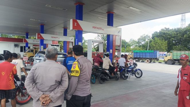 
					‎Pastikan Pendistribusian BBM Lancar, Bhabinkamtibmas Sungai Tendang Patroli dan Awasi SPBU  ‎