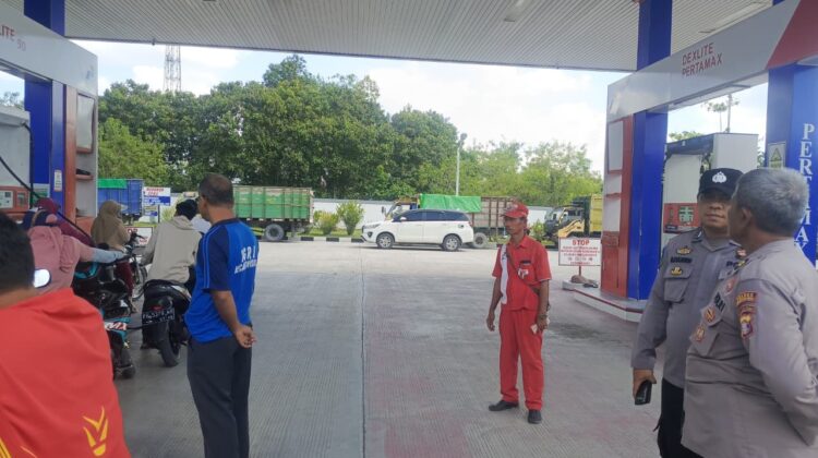 ‎Pastikan Pendistribusian BBM Lancar, Bhabinkamtibmas Sungai Tendang Patroli dan Awasi SPBU  ‎ Situasi aman kondusif