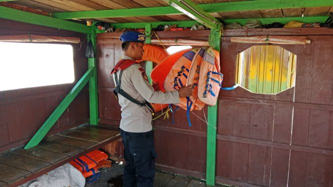 
					Sat Polairud Polres Pulang Pisau Periksa Alat Keselamatan Kapal Feri Penyebrangan demi Keamanan Perairan