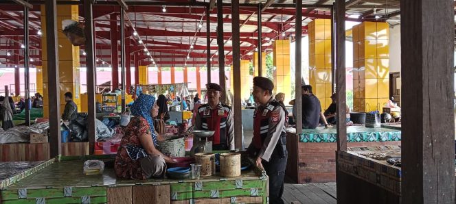 
					Sat Samapta Polres Sukamara Sambangi Pasar Saik, Sapa Pedagang dan Pastikan Kamtibmas