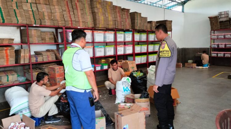 penuh semangat, ‎Dampingi Pemusnahan Produk Kedaluwarsa, Bhabinkamtibmas Purbasari Pastikan Aman dan Sesuai Prosedur