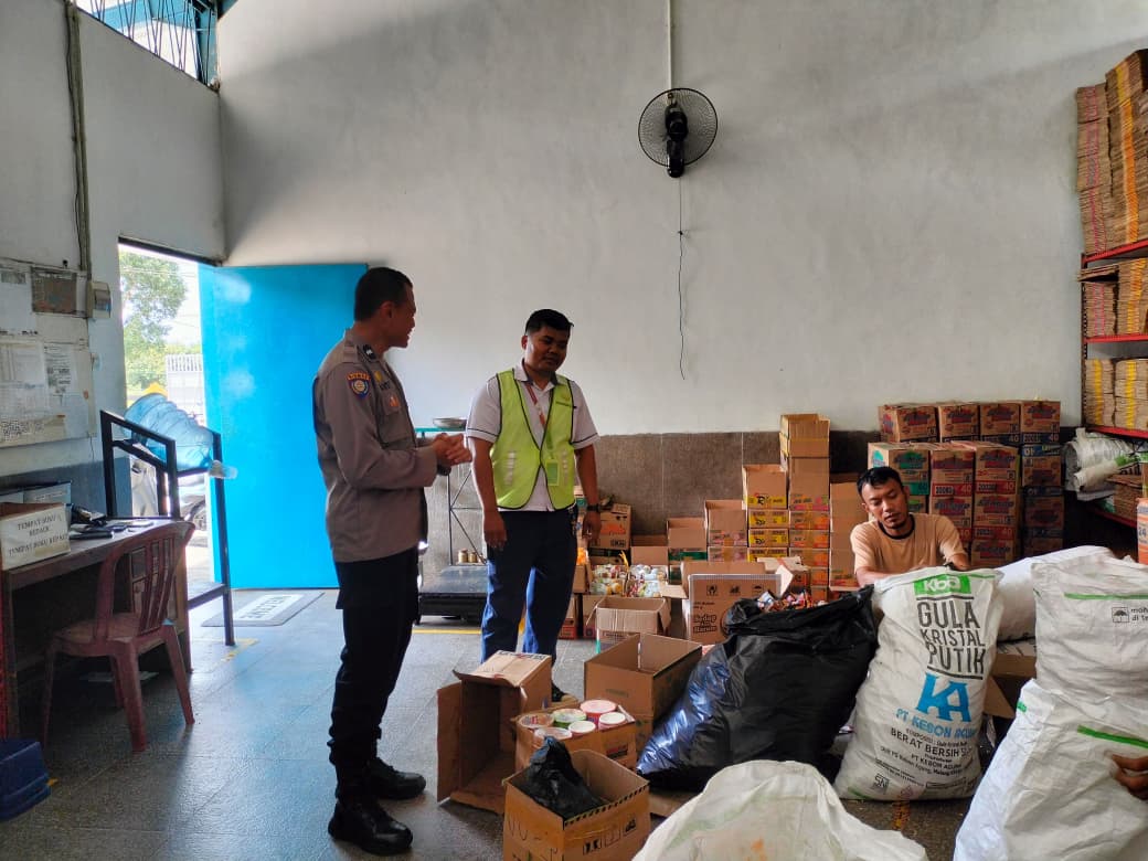 ‎Dampingi Pemusnahan Produk Kedaluwarsa, Bhabinkamtibmas Purbasari Pastikan Aman dan Sesuai Prosedur ‎dengan humanis