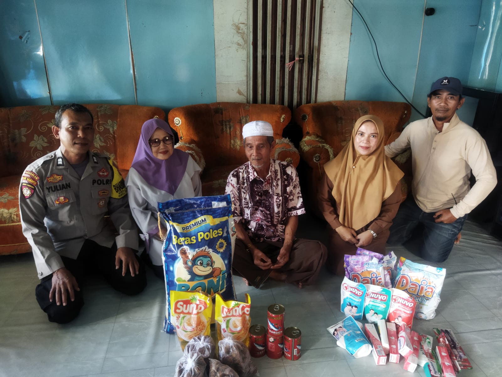 Bhabinkamtibmas Mendawai Dampingi Penyaluran Bansos untuk Warga ODGJ ‎dengan humanis