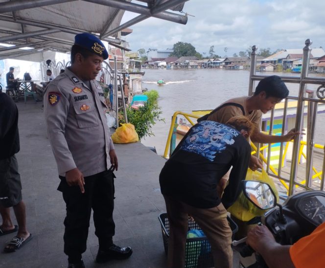 
					Amati Jalur Perhubungan Sungai, Sat Polairud Polres Sukamara Cek Ketertiban Dermaga Speed Boat