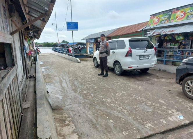 
					Antisipasi Kepadatan, Polsek Kapuas Barat Laksanakan Patroli dan Gatur Lalin di Pelabuhan Fery Saka Mangkahai
