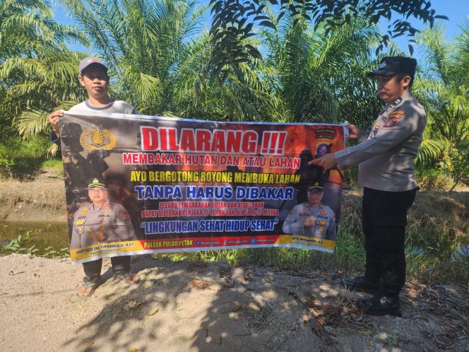 
					DALAM UPAYA PENCEGAHAN KEBAKARAN HUTAN DAN LAHAN, PERSONEL POLSEK PULAU PETAK SOSIALISASIKAN SANKSI PIDANA PELAKU KARHUTLA KE MASYARAKAT KECAMATAN PULAU PETAK