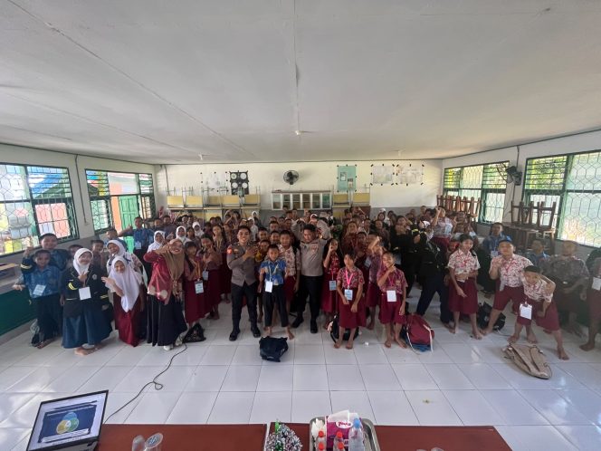 
					KANIT BINMAS POLSEK GUNUNG TIMANG BERIKAN PENYULUHAN DALAM KEGIATAN MPLS DI SMPN 1 GUNUNG TIMANG