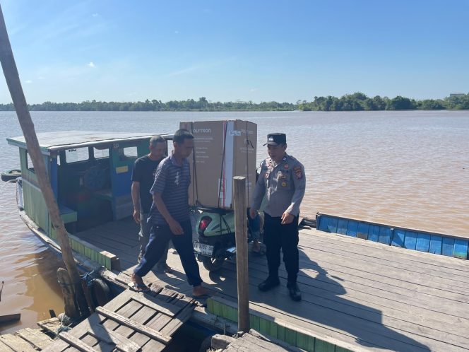 
					PASTIKAN KAMTIBMAS KONDUSIF, PERSONEL POLSEK PULAU PETAK LAKSANAKAN PATROLI DIALOGIS DERMAGA PELABUHAN PENYEBERANGAN DESA SEI TATAS HILIR