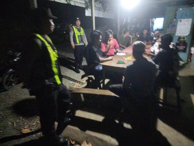 
					ANGGOTA POLSEK PULAU PETAK LAKSANAKAN PATROLI MALAM, GUNA MEWUJUDKAN KAMTIBMAS KONDUSIF DI WILAYAH KECAMATAN PULAU PETAK