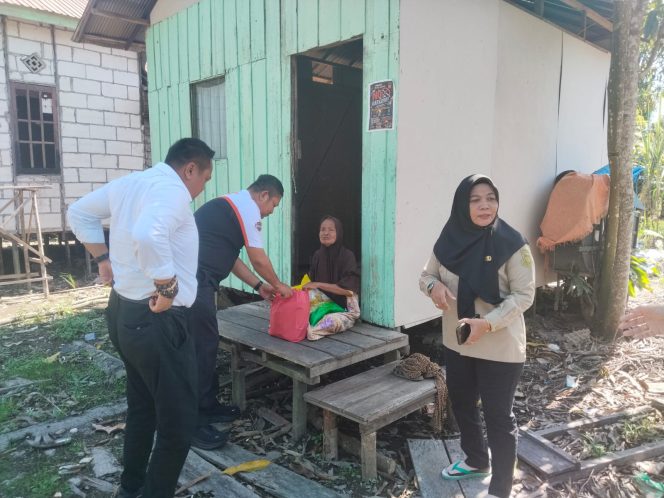 
					Satresnarkoba Polres Kapuas Salurkan Bantuan Sembako untuk Warga Lansia di Kampung Bebas Narkoba