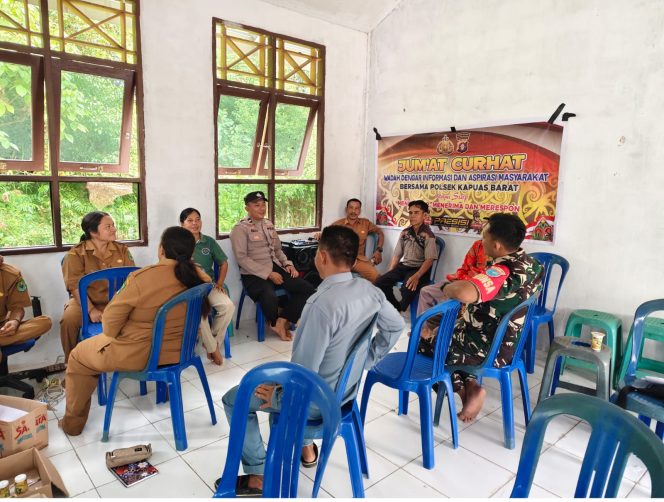 
					Personil Polsek Kapuas Barat Bersama Perangkat Desa Gelar Jumat Curhat