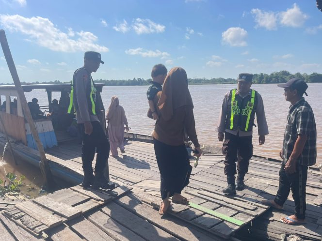 
					PASTIKAN KAMTIBMAS KONDUSIF, PERSONEL POLSEK PULAU PETAK LAKSANAKAN PATROLI DIALOGIS DERMAGA PELABUHAN PENYEBERANGAN DESA SEI TATAS HILIR
