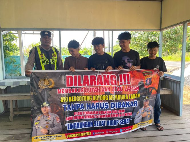 
					DALAM UPAYA PENCEGAHAN KEBAKARAN HUTAN DAN LAHAN, PERSONEL POLSEK PULAU PETAK SOSIALISASIKAN SANKSI PIDANA PELAKU KARHUTLA KE MASYARAKAT KECAMATAN PULAU PETAK