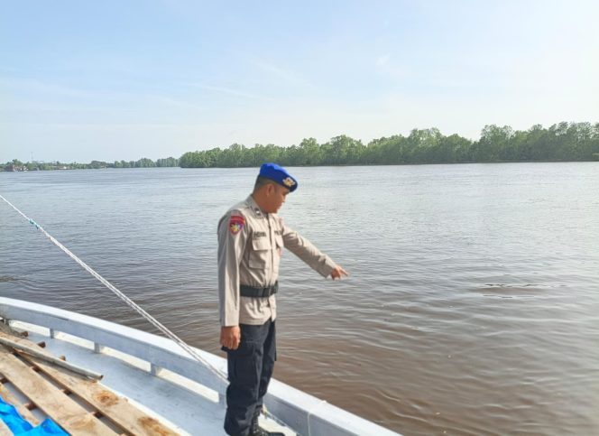 
					PERSONEL POLAIRUD POLRES SERUYAN MONITORING DEBIT AIR DAS SERUYAN DI DERMAGA KUALA PEMBUANG