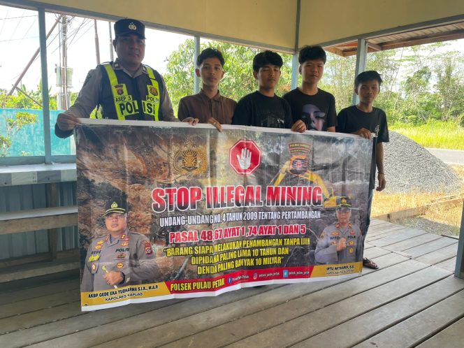 
					PERSONEL POLSEK PULAU PETAK LAKSANAKAN SOSIALISASI ILEGAL MINING KE MASYARAKAT GUNA PENCEGAHAN TAMBANG LIAR DI WILAYAH KECAMATAN PULAU PETAK