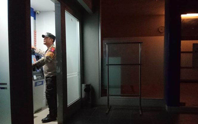 
					Cegah Aksi Gangguan Kamtibmas Di Malam Hari, Personil Polsek Kapuas Barat Patroli Ke Sejumlah Titik Rawan