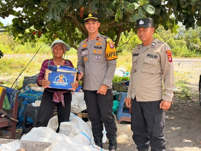 
					POLSEK HANAU BERBAGI REZEKI, SALURKAN BANTUAN SOSIAL KEPADA WARGA DI KECAMATAN HANAU