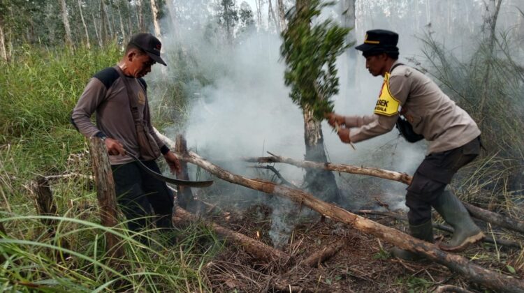 Sigap Atasi Karhutla, Polsek Sebangau Kuala Taklukkan Kobaran Api di Desa Paduran Sebangau
