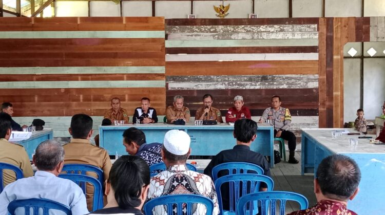 Kawal Demokrasi Tingkat Desa, Bhabinkamtibmas Polsek Kapuas Barat Hadiri Rapat PAW Anggota BPD Sei Kayu