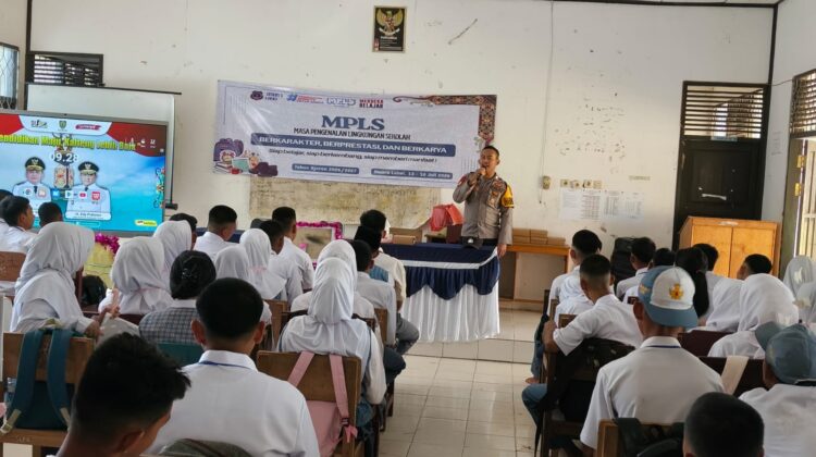 BHABINKAMTIBMAS POLSEK LAHEI SOSIALISASIKAN BAHAYA JUDI ONLINE DAN KENAKALAN REMAJA DI SMAN 1 LAHEI