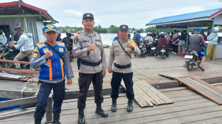 Jamin Kelancaran Arus Mudik dan Barang, Polsek Kapuas Barat Gelar Patroli dan Gatur Lalin di Pelabuhan Feri Saka Mangkahai