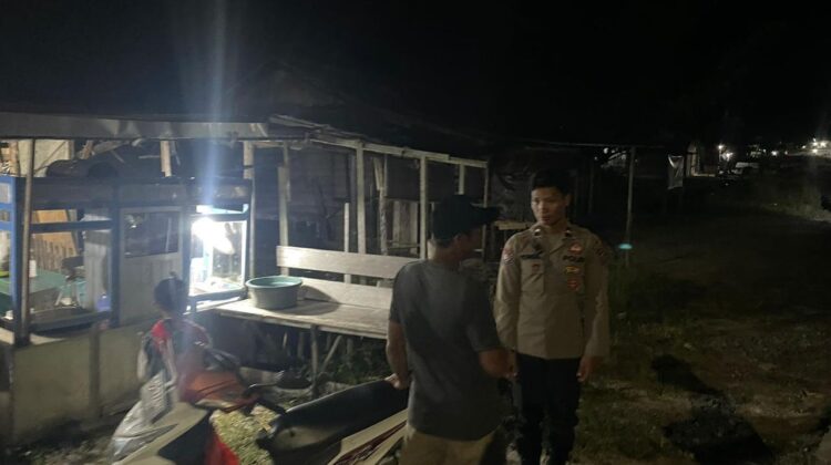 Jamin Kenyamanan Warga di Malam Hari, Personel Polsek Kurun Gelar Patroli Humanis di Taman Kota