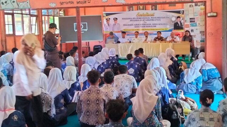 Perangi Narkoba Sejak Dini, Satres Narkoba Polres Pulang Pisau Gelar Sosialisasi Bahaya Narkotika bagi Siswa Baru di SMA 1 Maliku