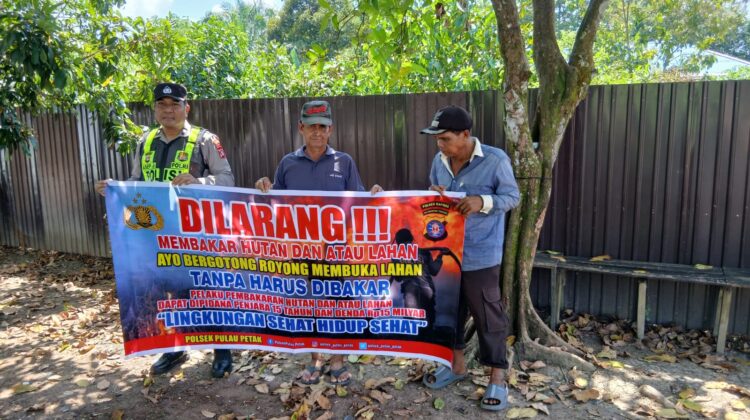 DALAM UPAYA PENCEGAHAN KEBAKARAN HUTAN DAN LAHAN, PERSONEL POLSEK PULAU PETAK SOSIALISASIKAN SANKSI PIDANA PELAKU KARHUTLA KE MASYARAKAT KECAMATAN PULAU PETAK