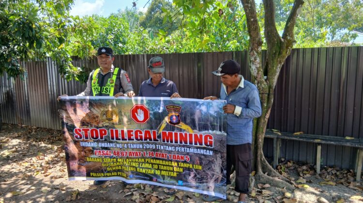 PERSONEL POLSEK PULAU PETAK LAKSANAKAN SOSIALISASI ILEGAL MINING KE MASYARAKAT GUNA PENCEGAHAN TAMBANG LIAR DI WILAYAH KECAMATAN PULAU PETAK
