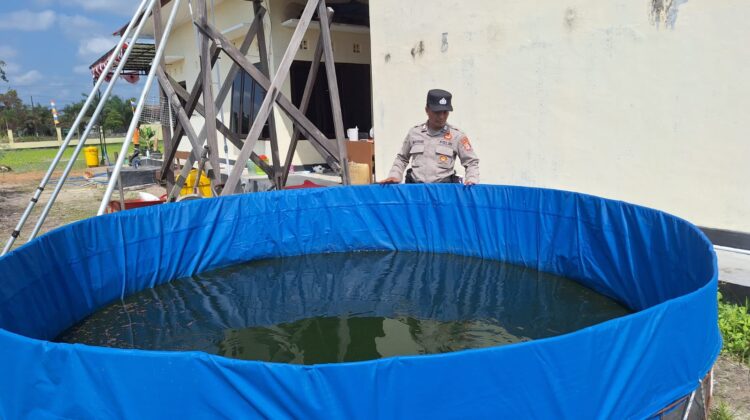Polsek Hanau Rutin Cek Budidaya Ikan Lele Dukung Program Ketahanan Pangan