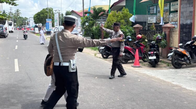 PAMAPTA III Polres Seruyan Laksanakan Strong Point Siang di Depan SDN 1 Kuala Pembuang 1