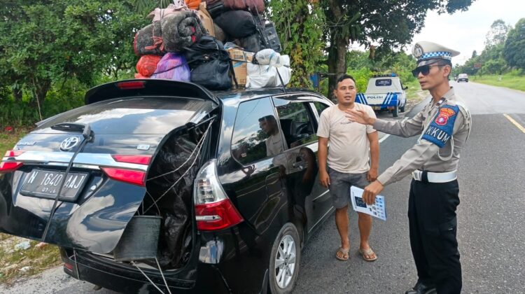 Satlantas Polres Pulang Pisau Beri Teguran Humanis kepada Pengemudi Mobil yang Melebihi Muatan