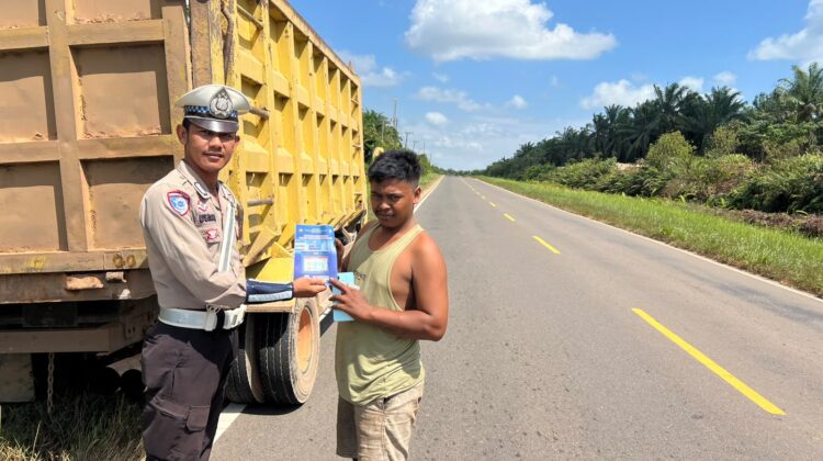 SATLANTAS POLRES SERUYAN GELAR PATROLI R4 DAN BAGIKAN LEAFLET KESELAMATAN DI JALUR RAWAN KECELAKAAN