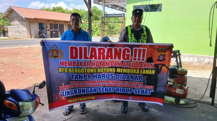 DALAM UPAYA PENCEGAHAN KEBAKARAN HUTAN DAN LAHAN, PERSONEL POLSEK PULAU PETAK SOSIALISASIKAN SANKSI PIDANA PELAKU KARHUTLA KE MASYARAKAT KECAMATAN PULAU PETAK