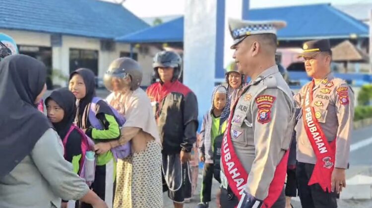 Rangkul Sedekah dan Polantas Karib, Satlantas Polres Kotim Bagikan Nasi Kotak di Jalan Yos Sudarso
