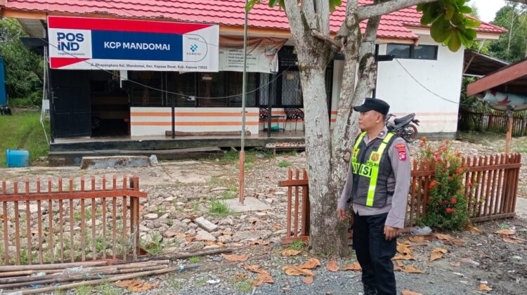 Cegah Gangguan Kamtibmas, Personel SPKT Polsek Kapuas Barat Patroli Objek Vital di Kantor Pos KCP Mandomai
