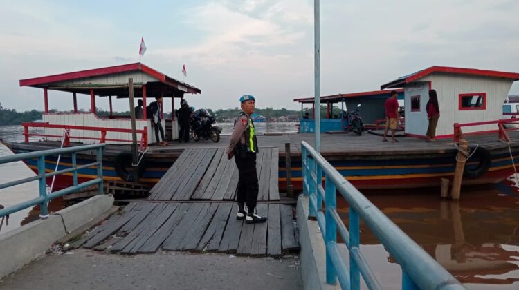 Pastikan Keamanan Jalur Air, Polsek Kapuas Barat Patroli di Dermaga Feri Penyeberangan Saka Mangkahai