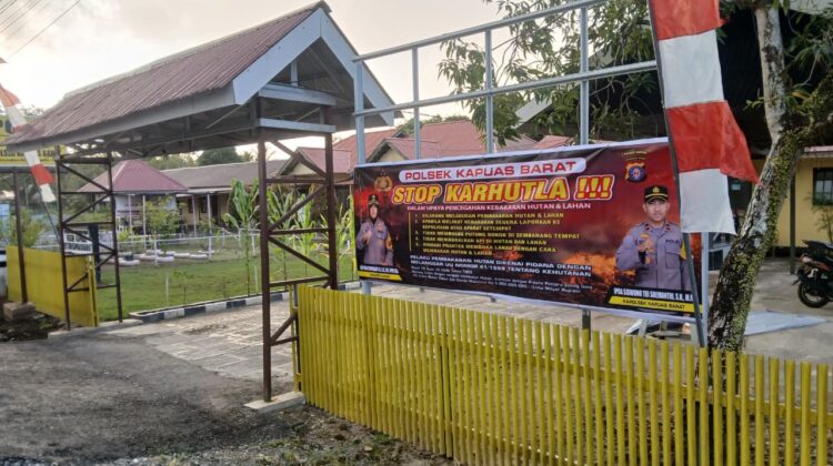Antisipasi Kebakaran Hutan, Polsek Kapuas Barat Pasang Spanduk Imbauan Karhutla di Mako Polsek Mandomai