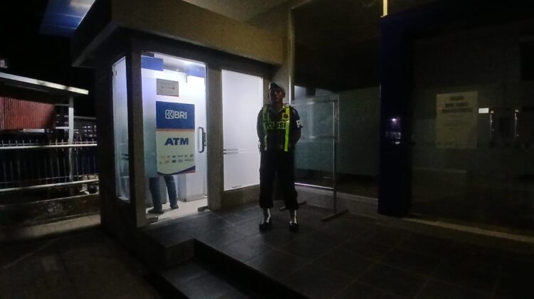 Jaga Kamtibmas Tetap Kondusif, Polsek Kapuas Barat Gelar Patroli Rawan Malam Sasar Objek Vital hingga Pemukiman Warga