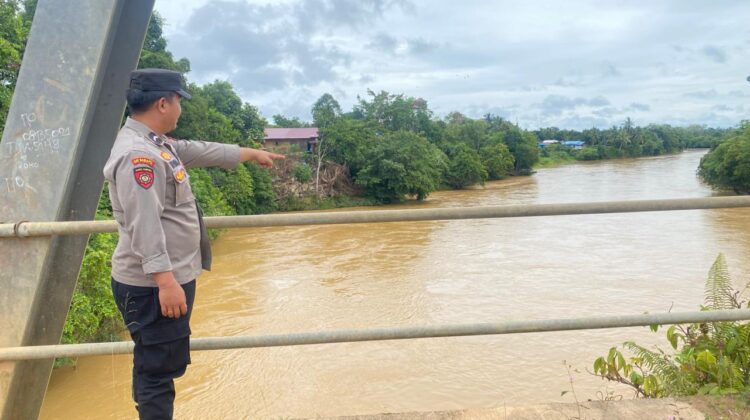 Polsek Kahulut Patroli Debit Air, Pastikan Deteksi Dini Luapan Sungai Terlaksana Masif