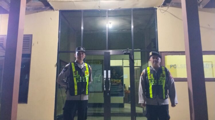 POLSEK PULAU PETAK LAKSANAKAN KEGIATAN SIAGA MAKO PADA MALAM HARI GUNA CIPTAKAN SITUASI AMAN