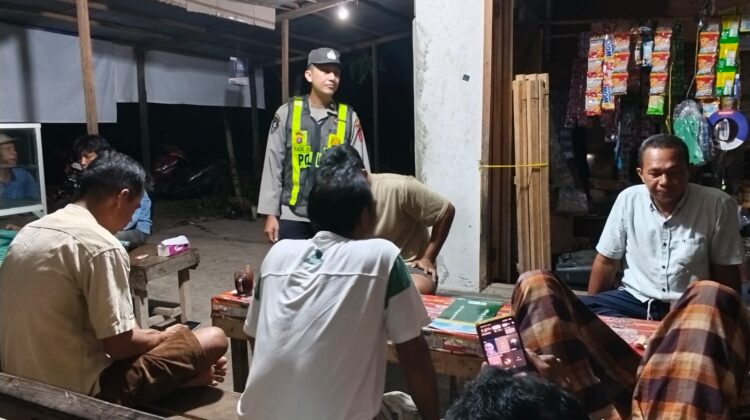 ANGGOTA POLSEK PULAU PETAK LAKSANAKAN PATROLI MALAM, GUNA MEWUJUDKAN KAMTIBMAS KONDUSIF DI WILAYAH KECAMATAN PULAU PETAK