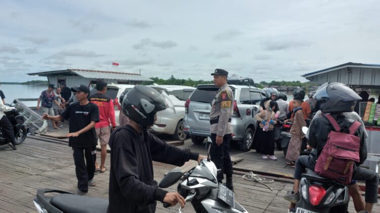 Pastikan Kelancaran Penyeberangan, Polsek Kapuas Barat Patroli dan Gatur Lalin di Pelabuhan Feri Desa Saka Mangkahai