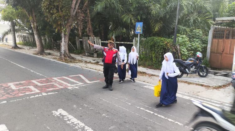 Bantu Penyeberangan dan Kelancaran Jalan, Sat Samapta Polres Sukamara Laksanakan Pengaturan Pagi