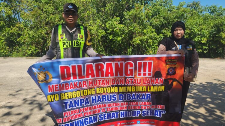 DALAM UPAYA PENCEGAHAN KEBAKARAN HUTAN DAN LAHAN, PERSONEL POLSEK PULAU PETAK SOSIALISASIKAN SANKSI PIDANA PELAKU KARHUTLA KE MASYARAKAT KECAMATAN PULAU PETAK
