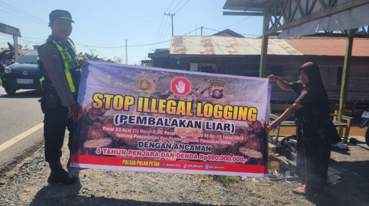 SOSIALISASI PENEBANGAN HUTAN SECARA LIAR (ILEGAL LOGING) OLEH PERSONIL POLSEK PULAU PETAK