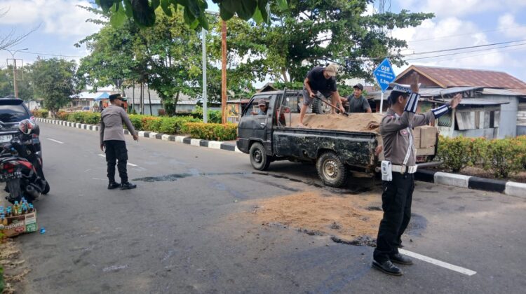 RESPONS CEPAT POLRES SERUYAN TANGANI TUMPAHAN MINYAK DI JALAN, CEGAH KECELAKAAN LALU LINTAS